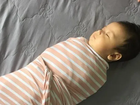 Em bé sơ sinh nôn trớ trong trạng thái quấn chặt trong kén, bác sĩ khẳng định 'rất nguy hiểm'