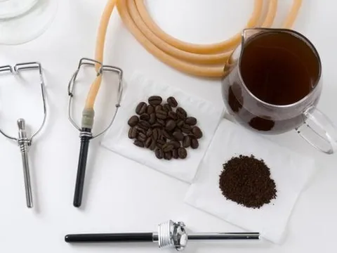 Thụt cà phê thải độc, bác sĩ cảnh báo nguy hiểm khi học theo