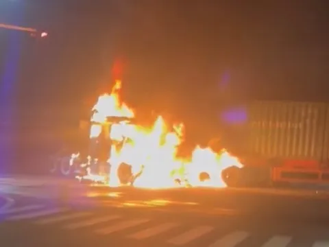 CLIP: 2 xe container cháy dữ dội giữa ngã tư ở Bình Dương