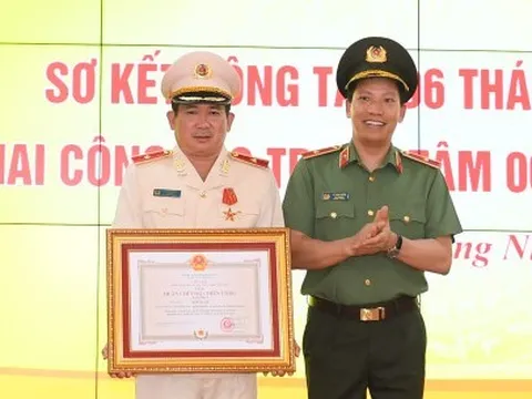 Thiếu tướng Đinh Văn Nơi nhận huân chương cao quý