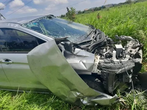 Ô tô con bẹp dúm sau va chạm với tàu hỏa, 1 người tử vong