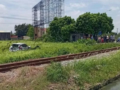 Tàu hỏa tông ôtô, 5 người thương vong