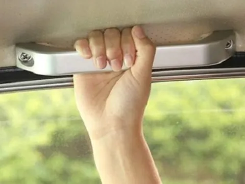 Vì sao tay nắm trần ô tô dần biến mất?