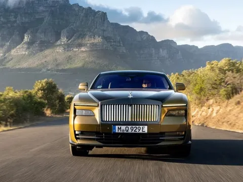 ‘Chảnh’ như Rolls-Royce: Khách bỏ nửa triệu USD mua xe điện đầu tiên của hãng phải chứng minh ‘nhân phẩm’, bán lại kiếm lời sẽ lập tức bị cho vào ‘blacklist’