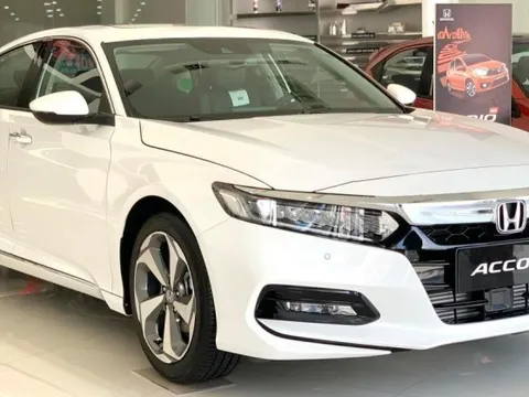 Honda Accord đua giảm giá trăm triệu với Camry: Giá thực tế chưa đến 1,2 tỷ nhưng ít tuỳ chọn, khởi điểm vẫn đắt nhất phân khúc