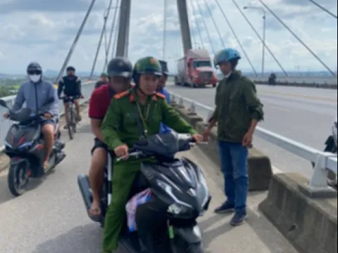 Buồn chuyện cá nhân, nam thanh niên uống thuốc ngủ rồi định nhảy cầu tự tử