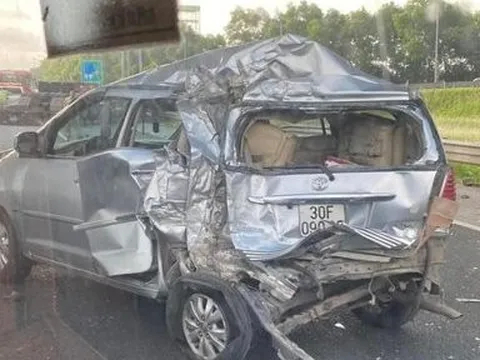 Sau va chạm, ô tô con biến dạng, 2 container chắn ngang cao tốc