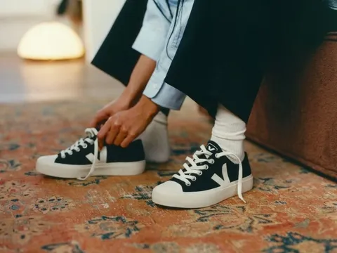 Hãng giày triệu USD vô danh ‘phá bĩnh’ Nike, Adidas: Được làm từ bông hữu cơ, giá từ 3 – 4 triệu đồng/đôi, không bao giờ giảm giá, chỉ dân sành sneakers mới biết