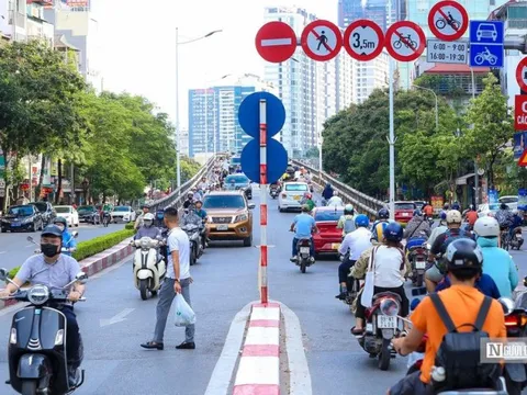 Hà Nội: Xe máy nối đuôi nhau đi vào đường cấm giờ cao điểm