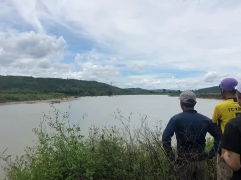 Hai người đàn ông mất tích sau khi thuyền chở bắp lật giữa sông