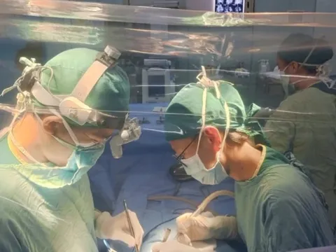 Phẫu thuật cứu bé trai mắc căn bệnh lần đầu ghi nhận tại Việt Nam