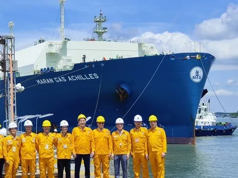 Cận cảnh tàu chở gần 70.000 tấn LNG nhập khẩu lần đầu tiên tại Việt Nam