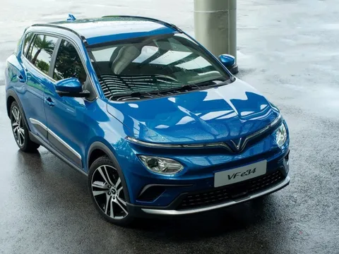 Hơn 11.000 xe điện VinFast được bán ra trong nửa đầu năm 2023, tăng trưởng ra sao so với 2022?