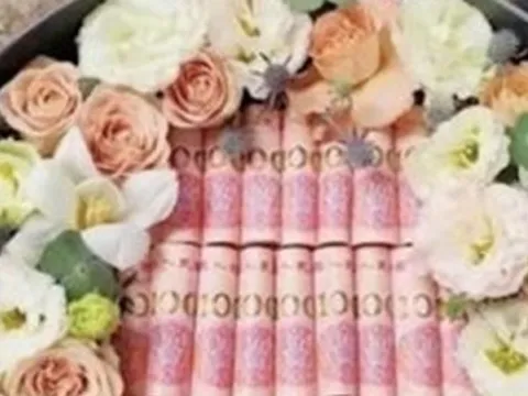 Làm bó hoa tiền theo yêu cầu của khách sộp, chủ cửa hàng hoa bị cảnh sát 'sờ gáy'