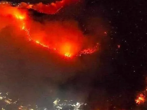 Rừng cháy rực trời, uy hiếp nhà dân, huy động 700 người dập lửa