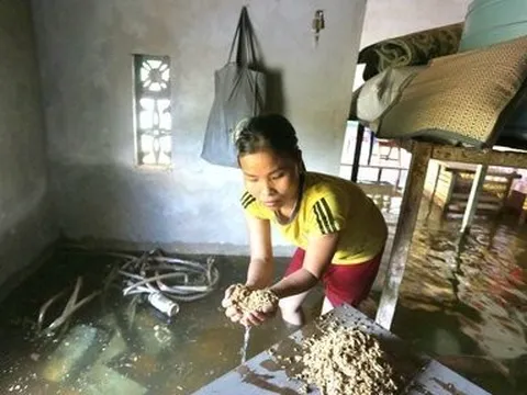 Kênh thủy lợi Ngàn Trươi Cẩm Trang gặp sự cố, nhà dân bị ngập giữa hè