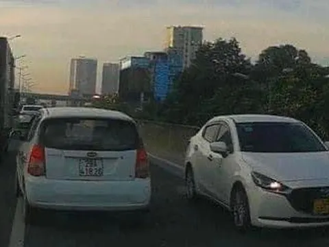 Mượn ôtô của anh trai, người phụ nữ đi ngược chiều ở đường trên cao