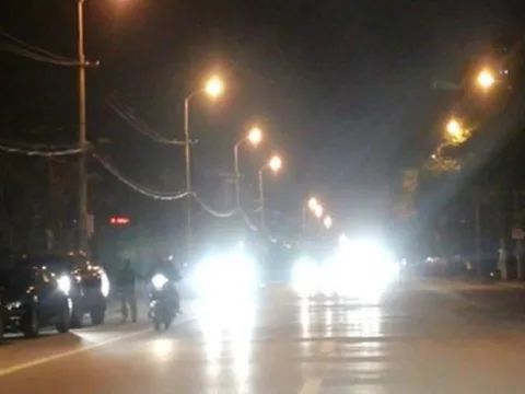 Cách xử lý khi đèn xe khác làm chói mắt, gây 'mù tạm thời'