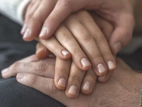 Lấy vợ 6 tháng không thể làm 'chuyện ấy', chồng giấu cả gia đình bí mật đưa vợ đi khám