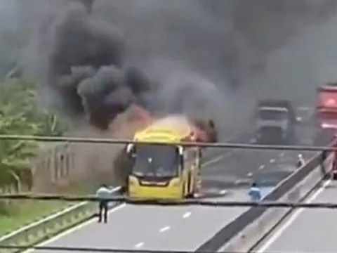 Xe khách chở 36 người bốc cháy dữ dội trên cao tốc Trung Lương - Mỹ Thuận