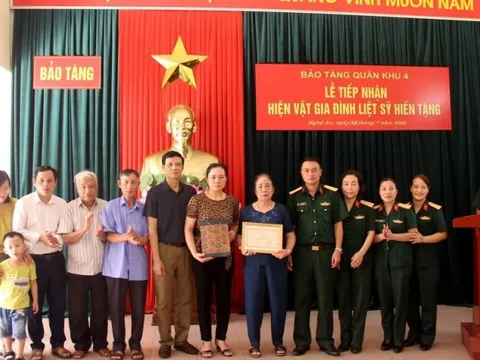 Tiếp nhận hiện vật của người thân Liệt sĩ Nguyễn Văn Kiền trao tặng