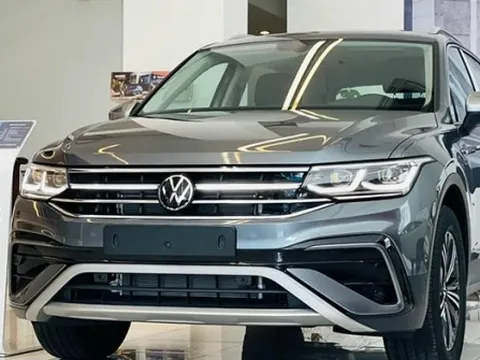 VW Tiguan Allspace giảm giá 400 triệu 'dò đáy' mới tại đại lý: SUV Đức nhập khẩu có giá thực tế rẻ hơn Sorento lắp ráp