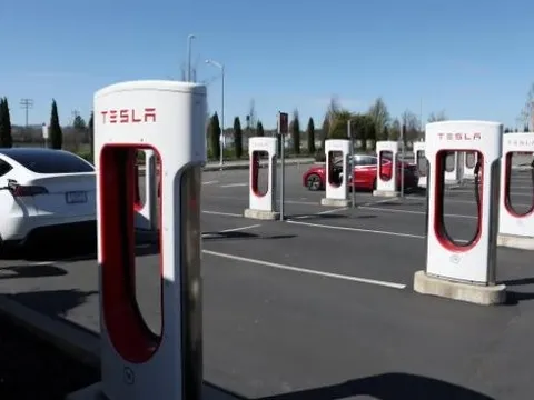 Vừa thoát ế ẩm do mạnh tay giảm giá xe điện, Tesla lại đối mặt với mối nguy mới từ chính việc giảm giá xe