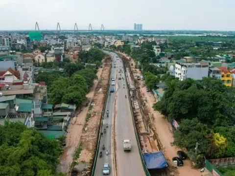 Cận cảnh đê Nghi Tàm nứt toác, thi công chậm tiến độ bất chấp mùa mưa lũ về