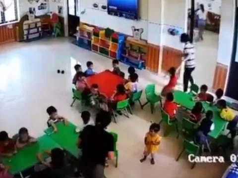 CLIP: Trẻ mầm non bị kéo lê, tát vào mặt