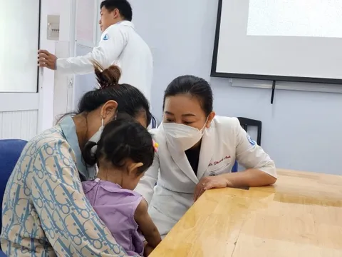 Bị lõm ngực nặng nhưng bé 3 tuổi được chẩn đoán viêm phổi khi nhập viện