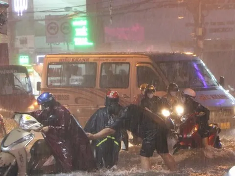 Đường phố TPHCM ngập lênh láng, nước chảy cuồn cuộn sau cơn mưa lớn