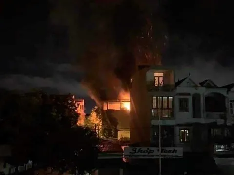 CLIP: Lùi xe bán tải phá cửa trong vụ cháy có 6 người một gia đình thương vong