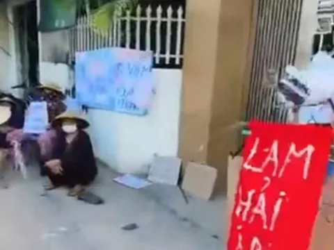 Mở nhạc đám ma, mang băng-rôn tới trước nhà đòi tiền