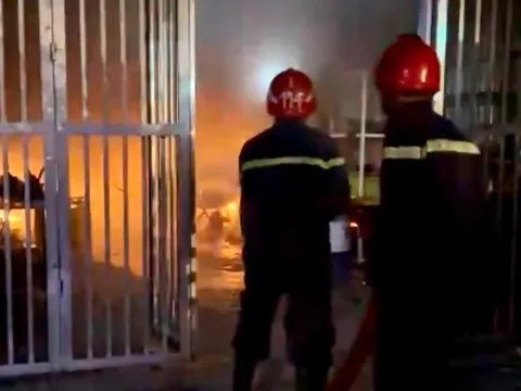 Cháy dữ dội ở Bình Chánh lúc rạng sáng