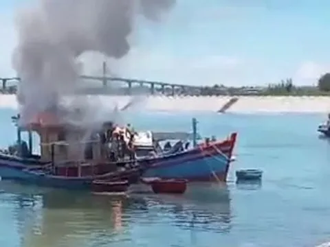 Hà Tĩnh: Tàu cá của ngư dân bốc cháy khi đang neo đậu