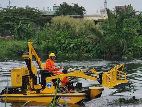 TP HCM đồng ý chi tiền tỉ thuê máy vớt rác trên sông Sài Gòn