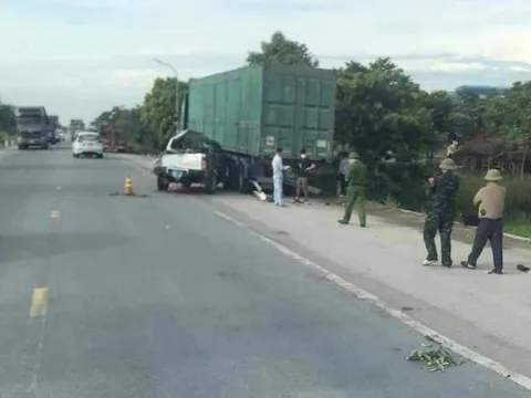 Xe bán tải va chạm xe container, 2 người chết, 3 người bị thương