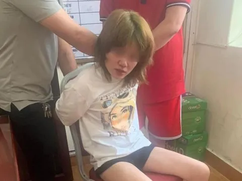 Cô gái nghi "ngáo đá" xông vào trụ sở công an quận gây rối