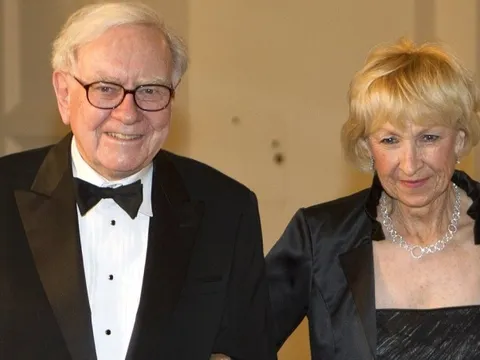 Uống ly cà phê giá 4 USD, vợ tỷ phú Warren Buffett chê đắt