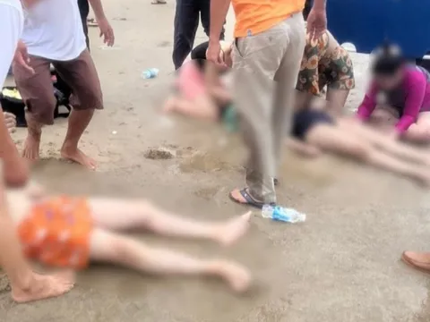 Bình Thuận: Tắm biển khi có sóng lớn, 7 du khách bị đuối nước