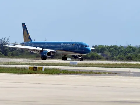 Đổi giờ nhiều chuyến bay tránh bão số 1