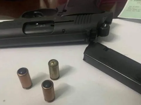 An ninh sân bay Tân Sơn Nhất phát hiện hai vụ đưa súng đạn lên máy bay