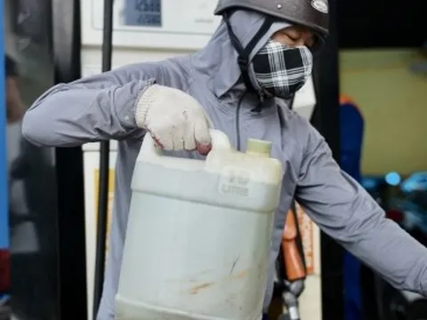 Lo mưa to gió lớn do bão số 1, nhiều người Hà Nội đổ xô mua xăng, gạo, thực phẩm
