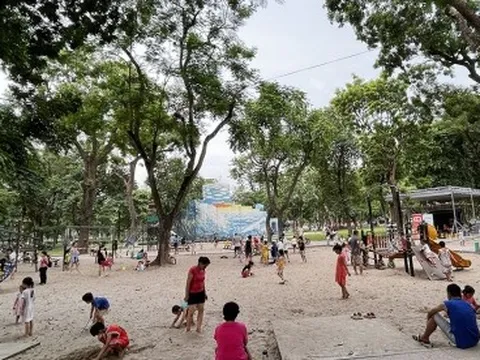 Hà Nội "ngăn" cả tuyến phố chỉ để làm dịch vụ cho thuê trò chơi xe điện?