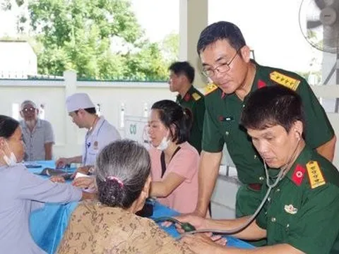 Nghĩa tình quân dân của những người lính mặc áo blouse ở Huế