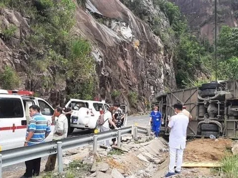 Giây phút kinh hoàng khi xe chở khách nước ngoài bị lật trên đèo Khánh Lê