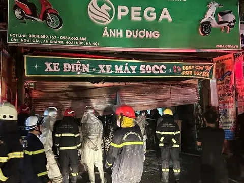 Cháy nhà lúc rạng sáng, vợ chồng và con nhỏ tử vong