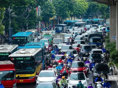 Hà Nội: Cơn mưa kéo dài khiến giao thông ùn tắc mọi nẻo đường