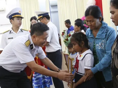 Vùng 2 Hải quân nhận đỡ đầu con ngư dân tại các tỉnh miền Tây