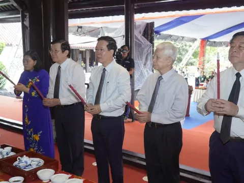 Chủ tịch nước dâng hương tưởng niệm các anh hùng liệt sĩ tại Côn Đảo